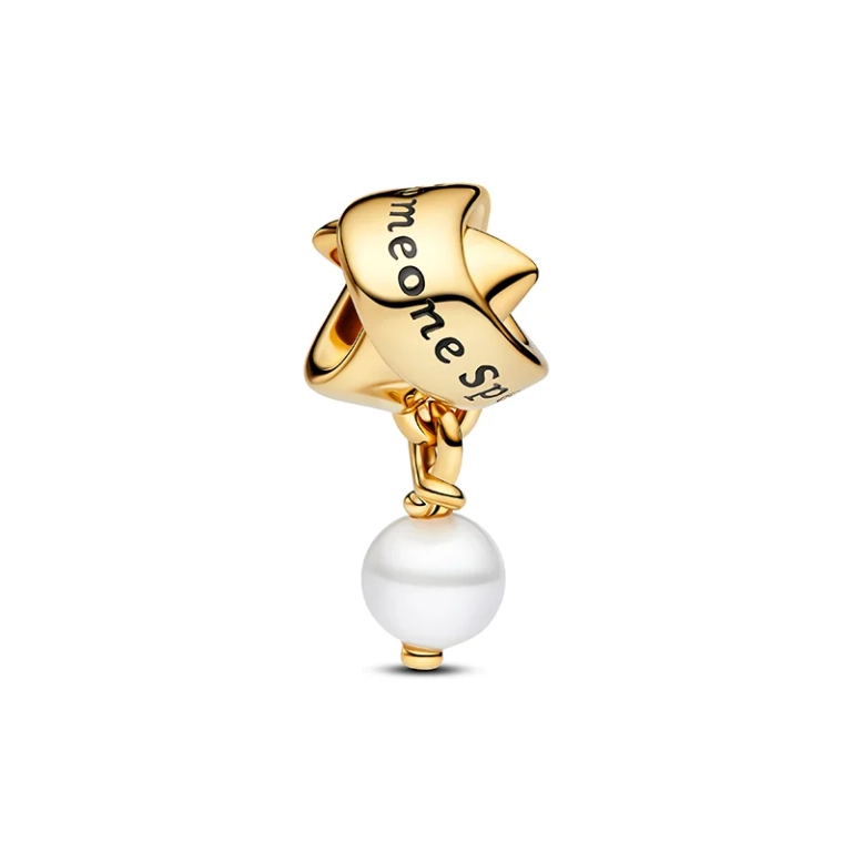Pandora Moments Someone Special Pearl Charm 14 karaatin kullalla ja makeanveden helmellä mustalla emalinauhalla.