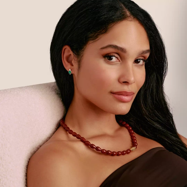 Gröna Stenar Elyndra Stiftörhängen från Thomas Sabo i silver med smaragdgröna droppformade stenar och vit zirkonia.