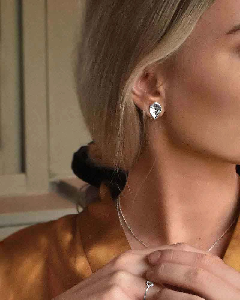 Gaias Grace Studs Fixed - Drakenberg Sjölin Örhängen - Snabb frakt & paketinslagning - Nordicspectra.se