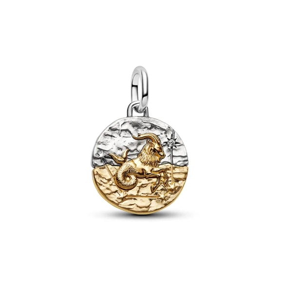 Steinbock-Medaillon-Charm von Pandora ME aus Silber und 14-karätiger Vergoldung mit antik inspiriertem Motiv und Inschrift.