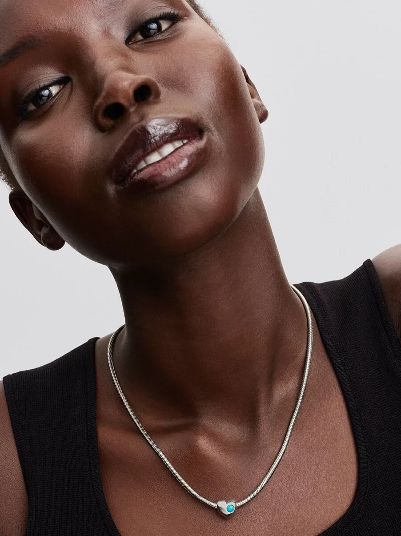 Månadssten December Hjärtberlock i silver från Pandora Moments. Turkosens friska blåton ger berlocken en känsla av lugn och skydd