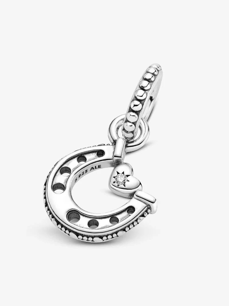 hjärtsymbol med gnistrande sten. Symbol för lycka och tur från Pandora Moments kollektionen.