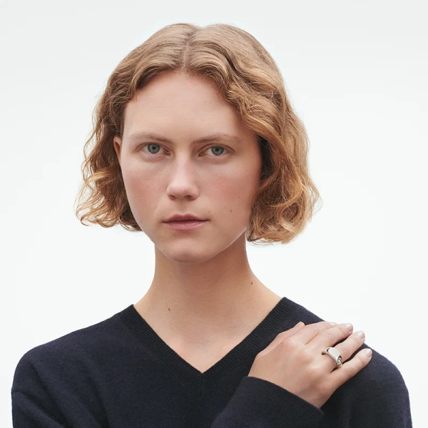 AW25_ECOM_ON-MODEL_REFLECT_SIGNET_RING_SILVER_48_20001297