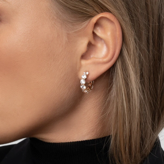 elegant und funkelnd mit Zirkonia