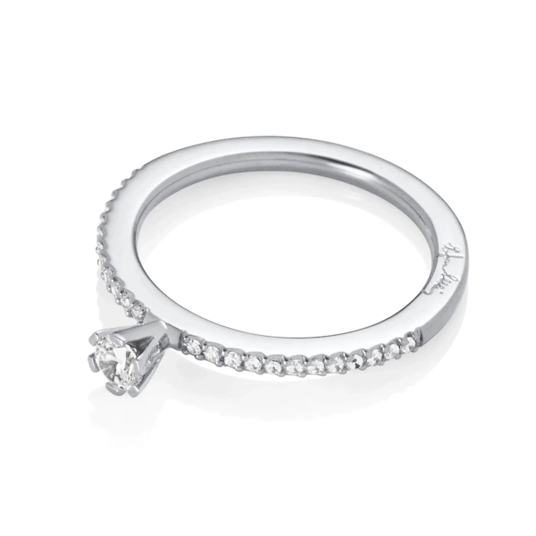High On Love & Stars Ring i 18K vitguld med en briljantslipad diamant och pavéinfattade små diamanter längs den smala skenan.