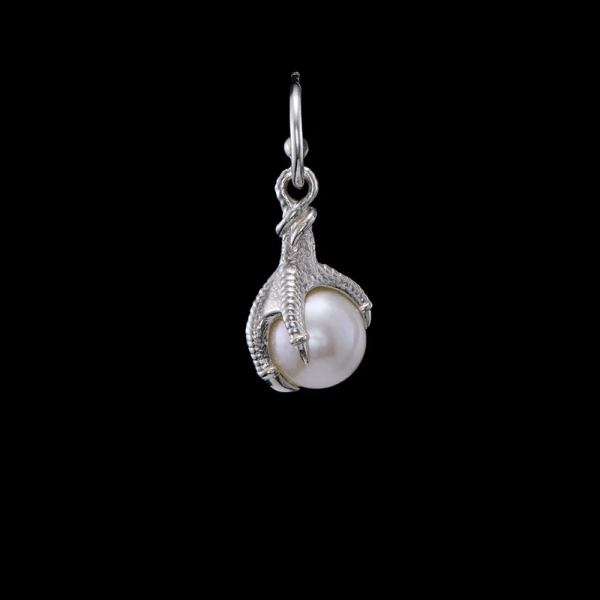 Claw Pearl Earring i silver med sötvattenpärla och unik kloliknande infattning från Maria Nilsdotter.