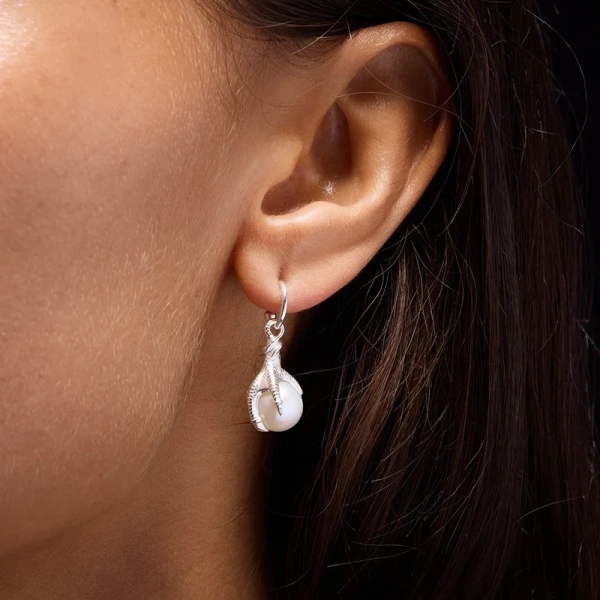 Claw Pearl Earring i silver med sötvattenpärla och unik kloliknande infattning från Maria Nilsdotter.