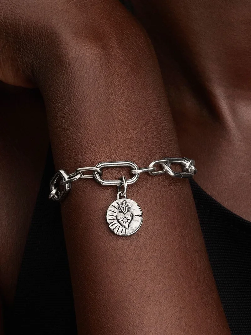 Hjärtformad Medaljong Berlock från Pandora ME med AMOR VINCIT OMNIA gravyr och Cubic Zirconia sten.