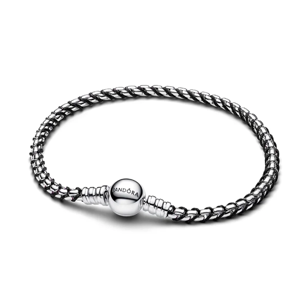 Pandora Moments Flätat Armband Svart med elegant svart textilsnodd och skinande sterlingsilver
