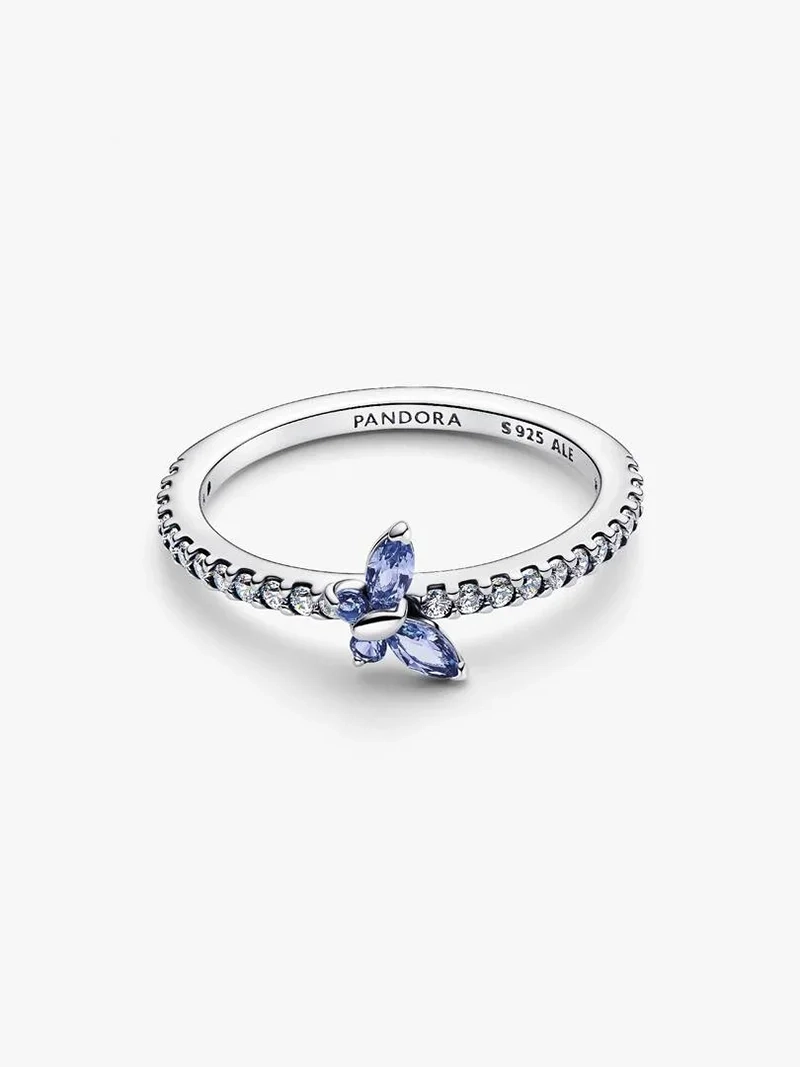 Blå och klara kubiska zirkoniastenar gnistrar på denna Pandora Timeless ring med en förtrollande fjärilssymbol i sterlingsilver.