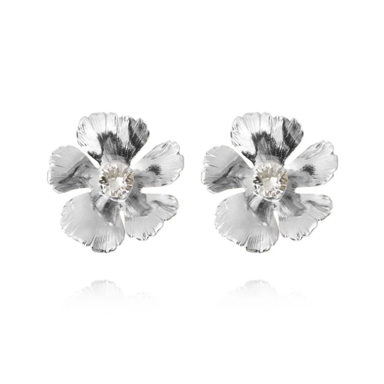 Blomformade örhängen i rhodiumpläterad mässing med glittrande Swarovski-kristaller från Caroline Svedbom