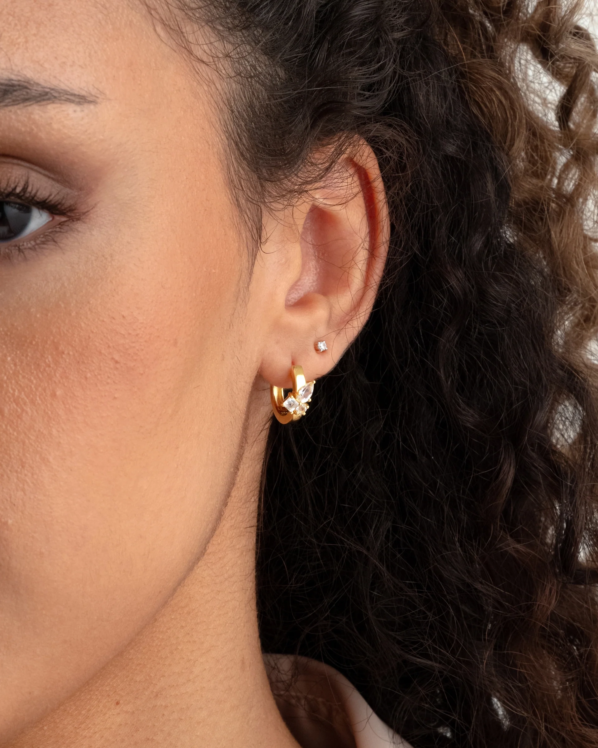 runda örhängen i 18K guldpläterat silver med gnistrande cubic zirconia.