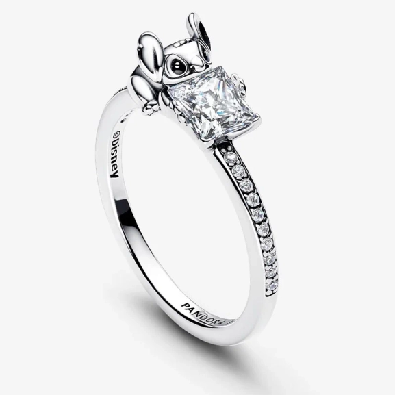 Disney Stitch & Stone-ring i sterlingsilver med gnistrande kubisk zirkonia och djupsvart emalj som fångar Stitchs ikoniska konturer. Idealisk accessoar för Disney-entusiasten som vill addera glans till sin stil.