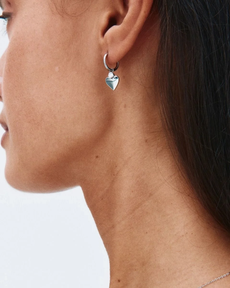 Hoops i polerat rostfritt stål med avtagbart hjärthänge och liten gnistrande sten