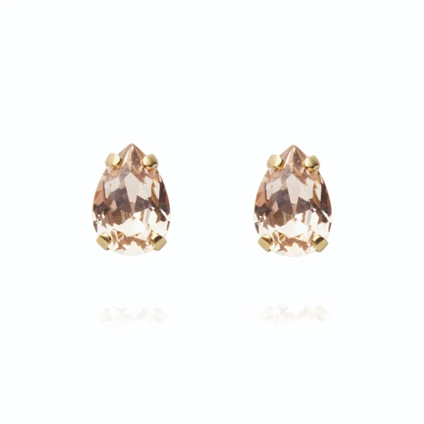 Petite Drop Stud Earrings i guldpläterad mässing med droppformade ljusa silkesfärgade kristaller