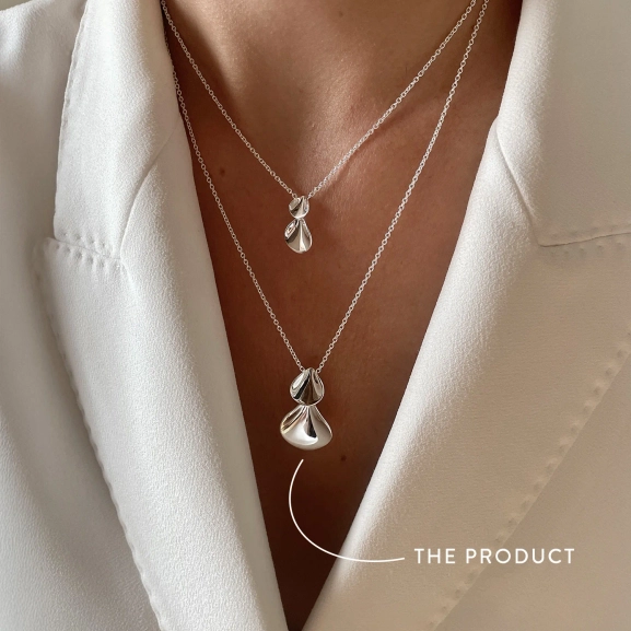 med två överlappande organiska former inspirerade av blomblad. Längd: 45-55 cm.