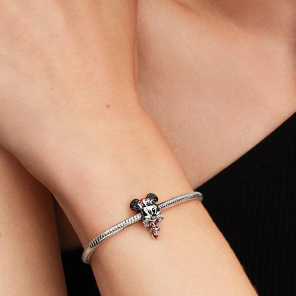 jossa on eloisat emaliyksityiskohdat. Juhlava tunnelma tontunhatun ja jouluasun avulla levittää Disney-taikaa.