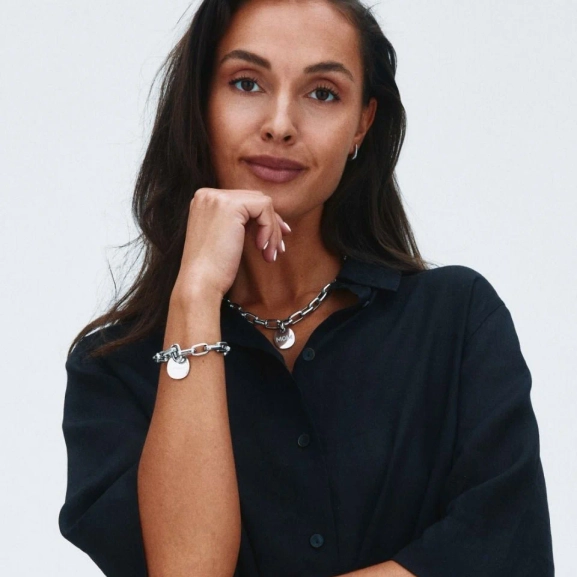 Armband i blankt rostfritt stål med stor kedja och rund berlock med texten MOM