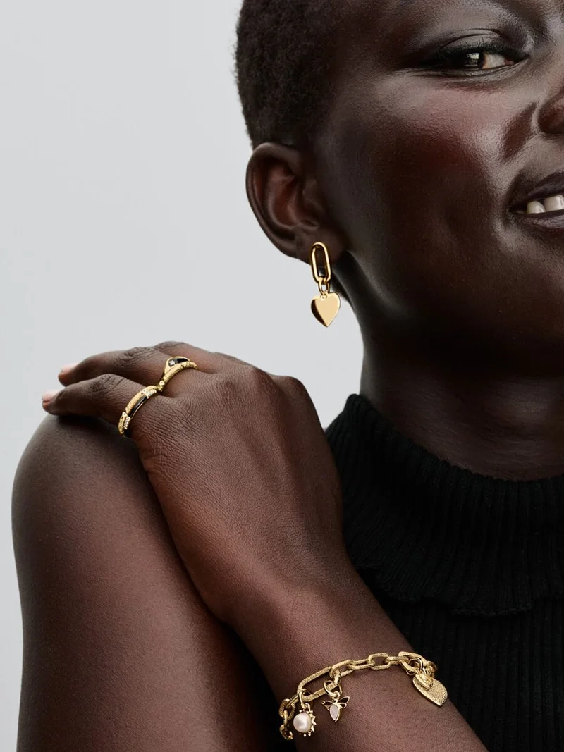 Vitt Bi Minihängberlock Guld från Pandora ME. Eleganta detaljer i 14K guldpläterad metall och vit konstgjord pärlemor. Symboliserar dedikation