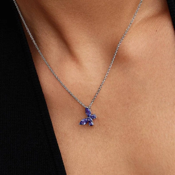 jossa markiisikuvio ja päärynänmuotoiset siniset kristallit sterlinghopeasta. Anna tämän elegantin korun parantaa tyyliäsi ja lisätä kimallusta asuun.