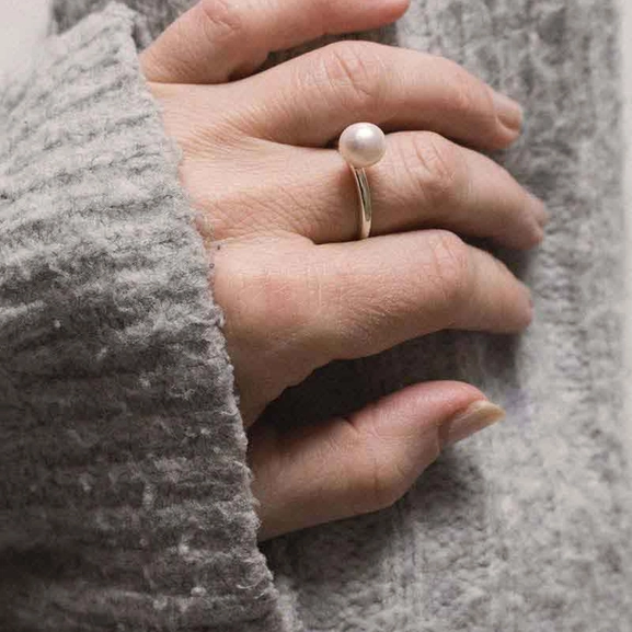 Le Pearl Ring - Drakenberg Sjölin Ringar - Snabb frakt & paketinslagning - Nordicspectra.se