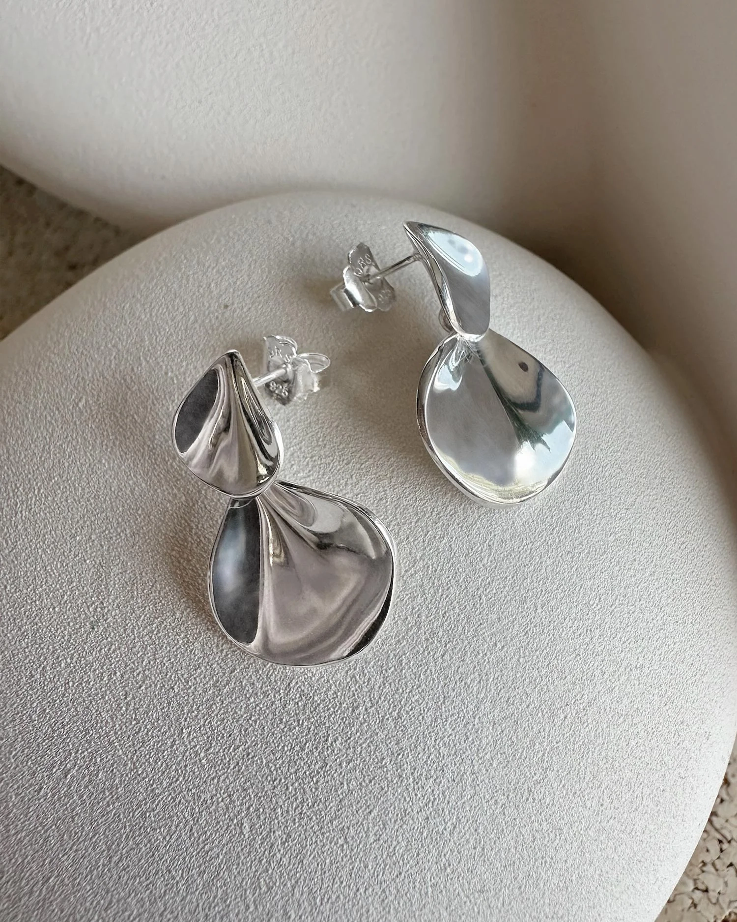 Hortensia Earrings från Drakenberg Sjölin i polerat silver