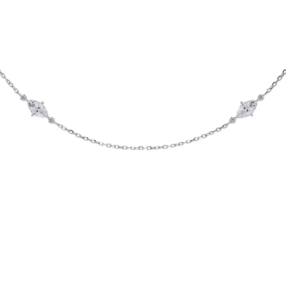 Trinny Necklace i polerat stål med kluster av cubic zirconia-stenar på en facetterad kedja