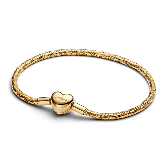 Moments Facettiertes Schlangenkettenarmband mit Herzverschluss in Gold – Das elegante Design von Pandora symbolisiert Liebe und Leidenschaft