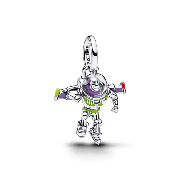 Disney Pixar Buzz Lightyear Anhänger aus Silber von Pandora mit farbenfrohen Emaille-Details und der Gravur „ANDY“ unter dem Fuß.