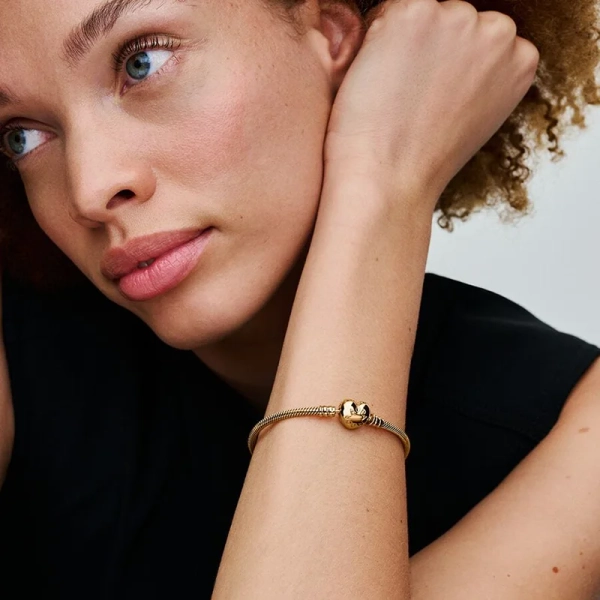 Moments Heart Clasp Ormkedjearmband Guld - PANDORA - 1-2 dagar leverans - Gratis paketinslagning