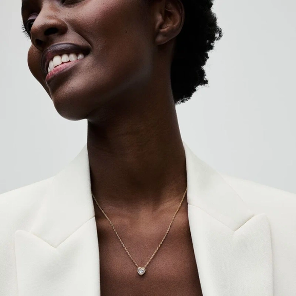 Halsband med Glittrande Hjärta Guld - PANDORA - Snabb leverans & paketinslagning - Nordic Spectra