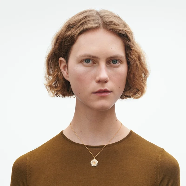AW25_ECOM_ON-MODEL_DAISY_PENDANT_2025_20001774