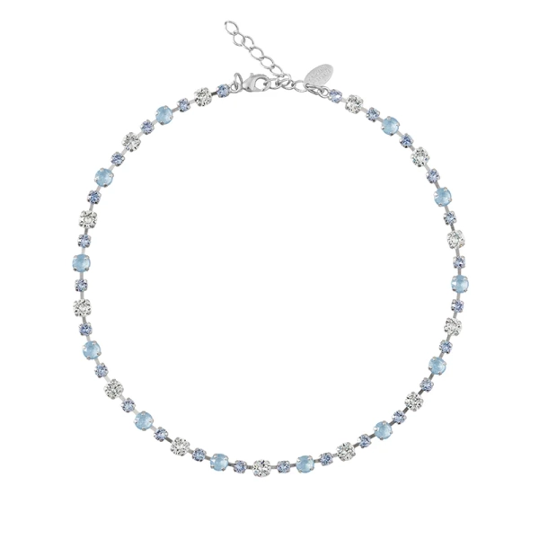 Calanthe Necklace i rhodiumpläterad mässing med ljusblå Swarovski-kristaller från Caroline Svedbom