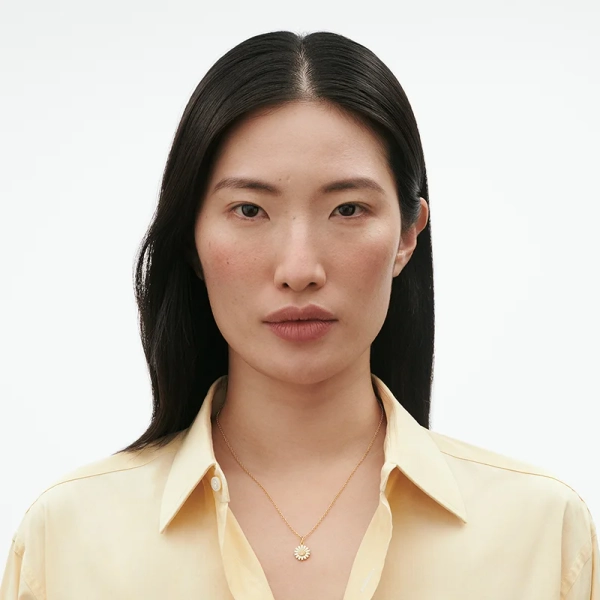 SS25_ECOM_ON-MODEL_DAISY_PENDANT_20001718