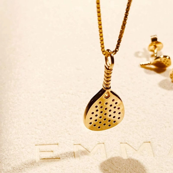 Padel Necklace Gold - Emma Israelsson - Suuri valikoima & ilmainen lahjapaketointi - Nordicspectra.fi