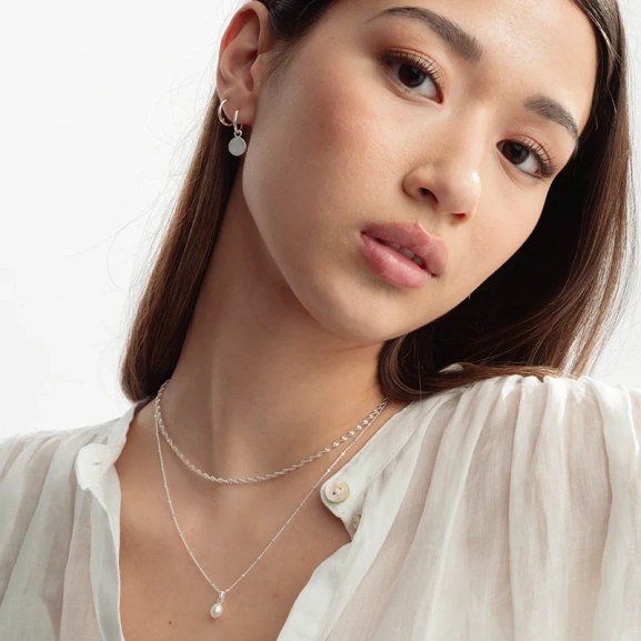 Treasure Single Pearl Necklace Silver - Syster P - Snabb leverans & Gratis paketinslagning - Nordic Spectra
