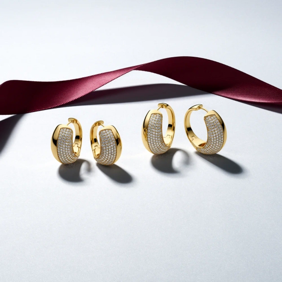 eleganta små ringar i 18K guldpläterat silver med gnistrande cubic zirconia-stenar.