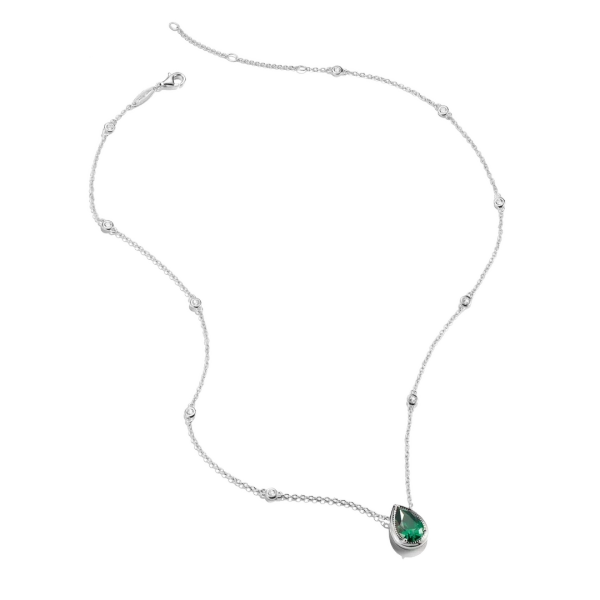 Grön Droppform Elyndra Halsband från Thomas Sabo i silver med smaragdgrön sten och vita zirkoner på kedjan.