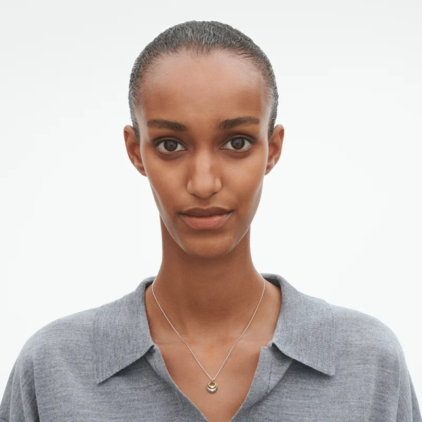 AW25_ECOM_ON-MODEL_CURVE_PENDANT_10018360