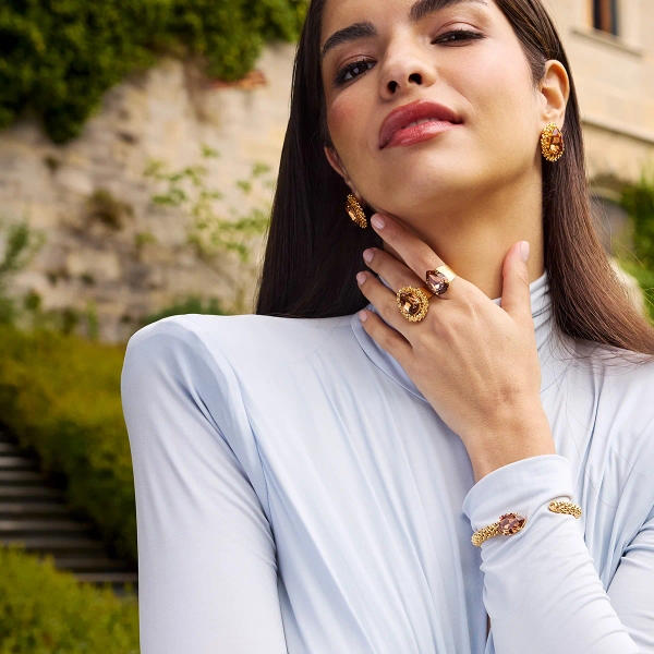 jossa pisaranmuotoinen Swarovski-kristalli lämpimän ruskeana