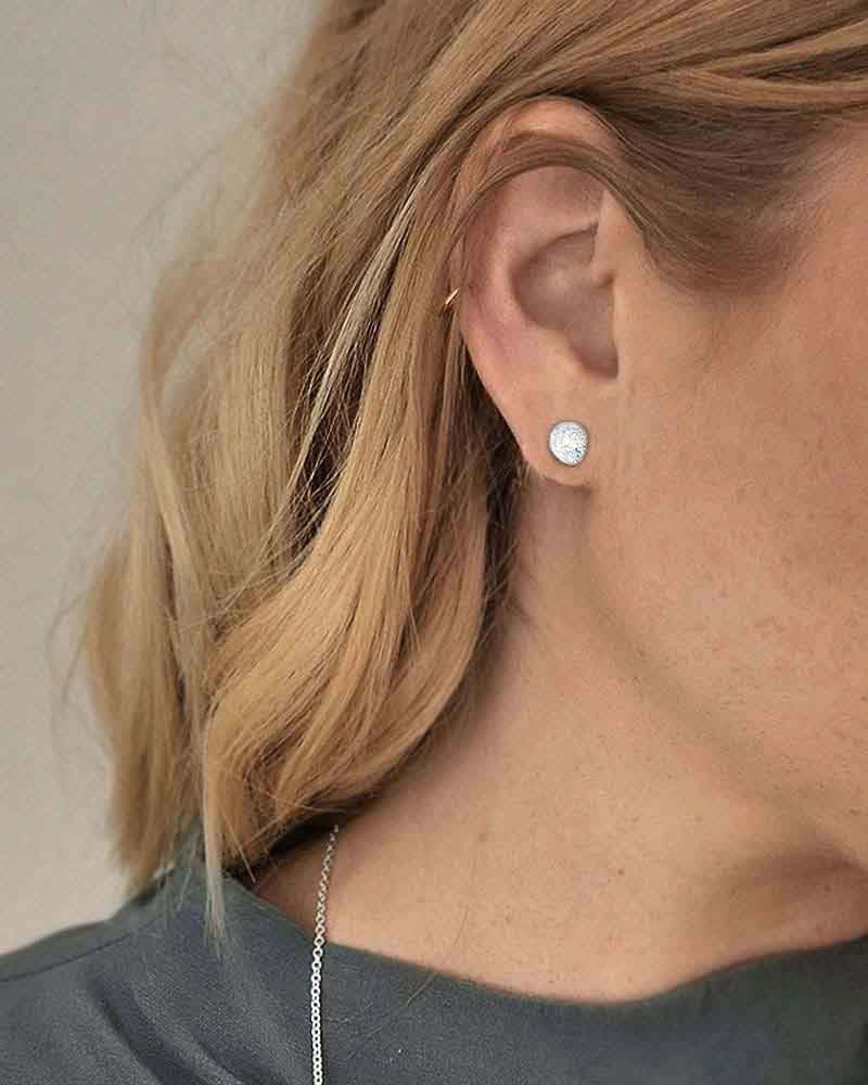Stardust Shine Drop Studs - Drakenberg Sjölin Örhängen - Snabb frakt & paketinslagning - Nordicspectra.se