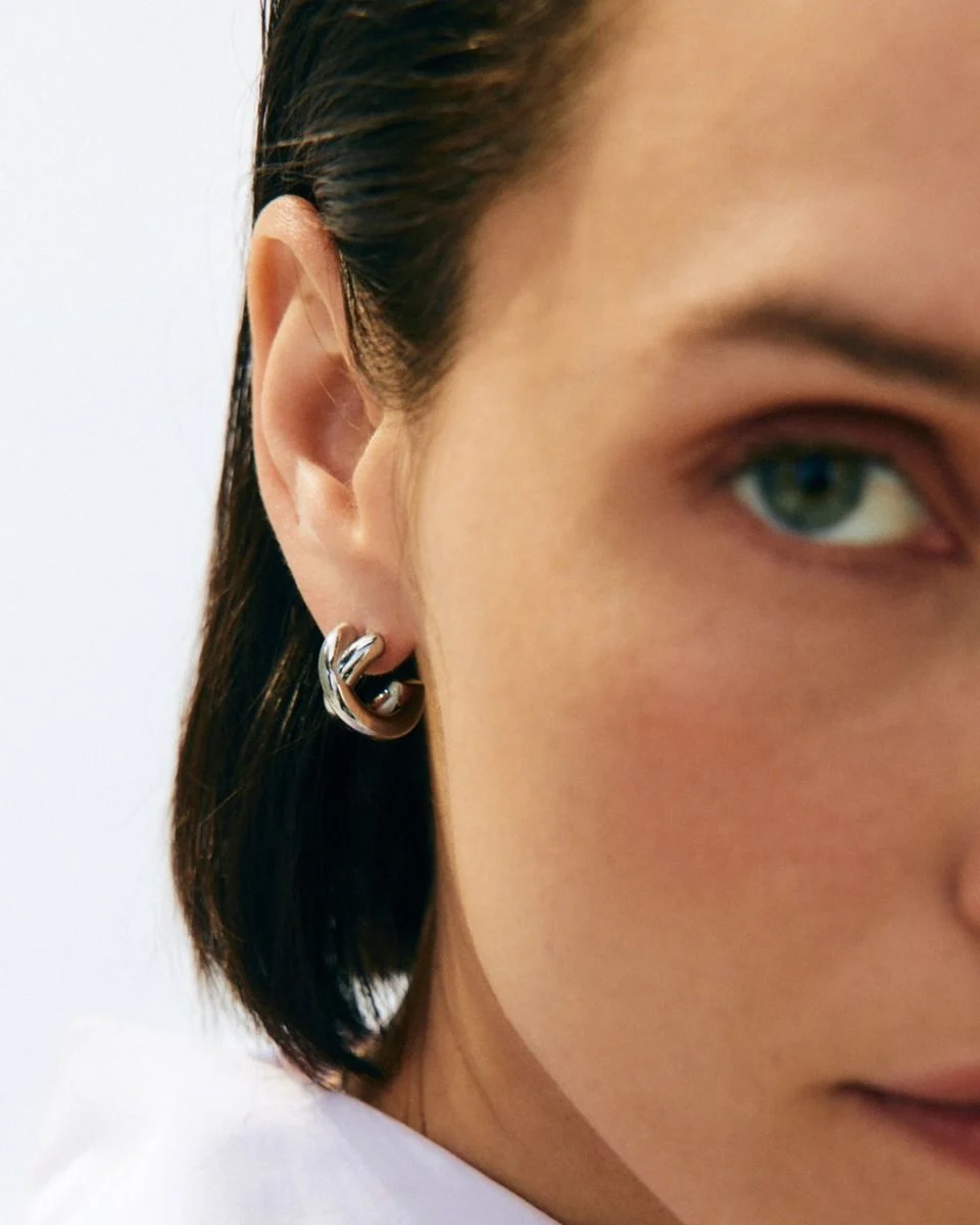 blanka hoops i polerat rostfritt stål med stilren och elegant design