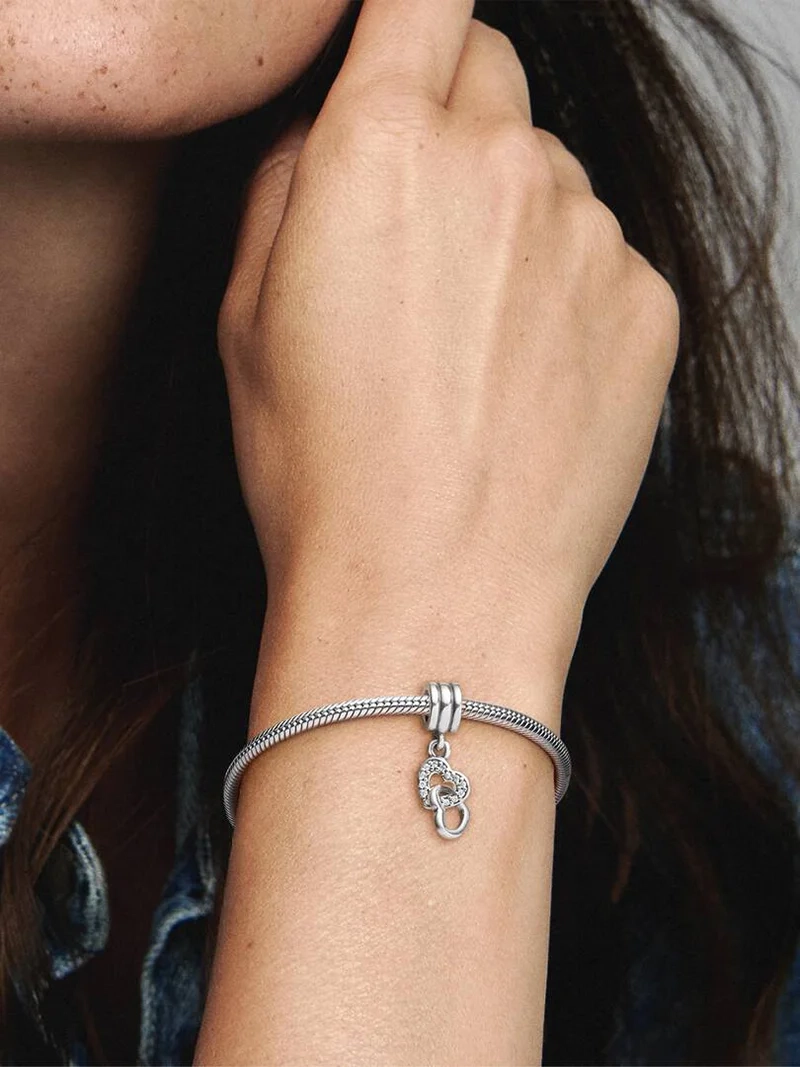 Moments Heart Clasp Armband & Sammanflätade Hjärtan från PANDORA i silver med eleganta hjärtberlocker.