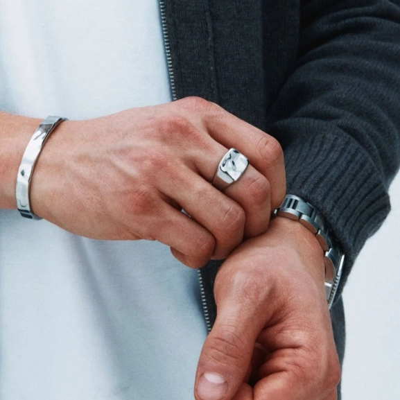 Ring i polerat rostfritt stål med mjukt hamrad