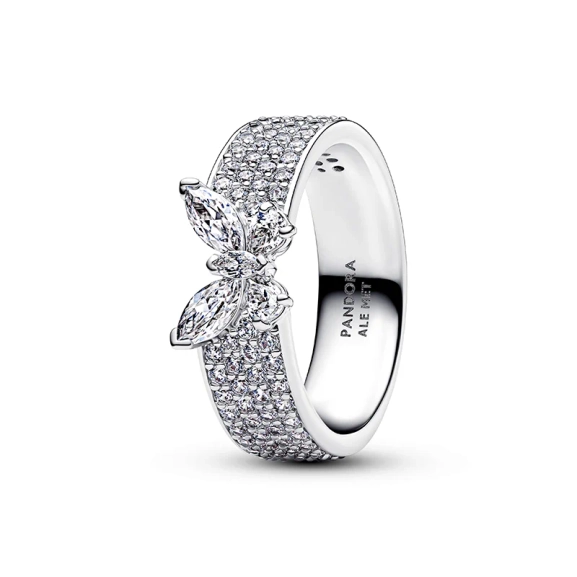 Funkelnder Schmetterlingsring von Pandora mit 99 Zirkonia für einen luxuriösen und anspruchsvollen Stil.