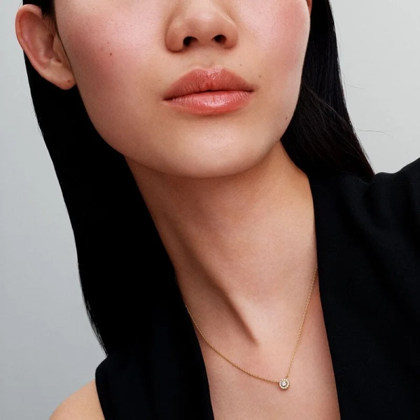 Rund Skimrande Halo Halsband Guld - PANDORA - 1-2 dagar leverans - Gratis paketinslagning