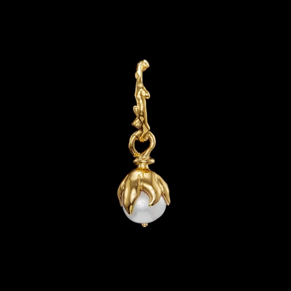 Bud Hoop Earring Gold i 18K guldpläterat silver med sötvattenpärla