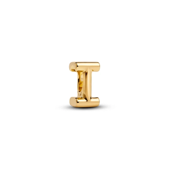 Berlock i bokstaven I i 14 karat guldpläterad metall från Pandora Moments. Skapa personlig stil med denna eleganta och runda design