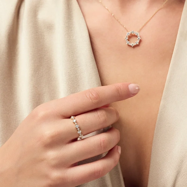 elegant design med syntetiska diamanter