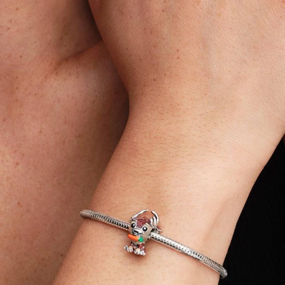 symboliserar mod och glädje i livets äventyr. Gnistrande yta som fångar ljuset